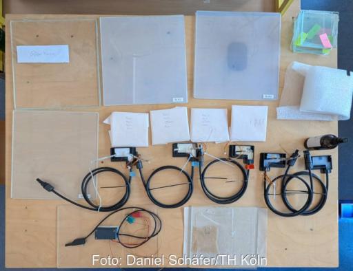 Anschlussdosen und Kabel für Solarmoduel auf einem Tisch.