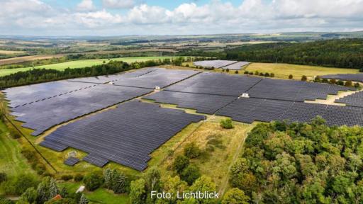 Freiflächensolarpark auf grüner Wise im Flachland.
