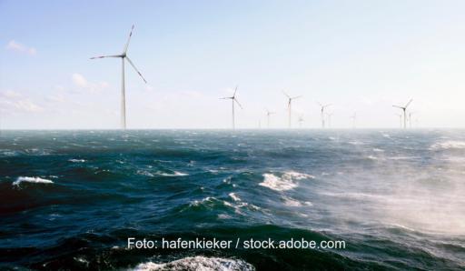 Offshore-Windpark bei bewegter See.