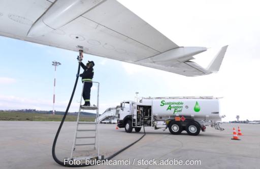 Flugzeugbetankung am Flughafen mit nachhaltigem Kraftstoff.