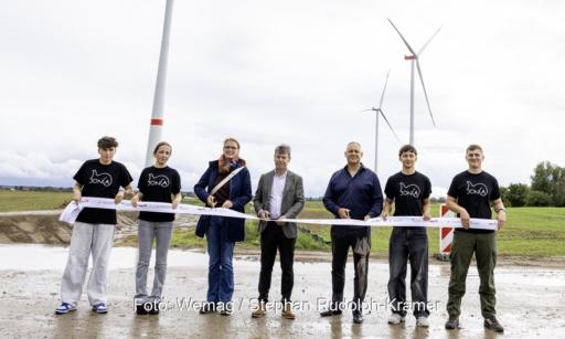 Offizielle bei der Eröffnung des Windparks Passow-Benthen.