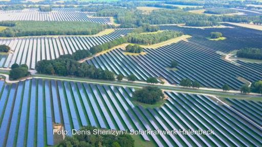 Ein Luftbild vom Solarpark Halenbeck-Rohlsdorf, dessen Solarmodule ich über große Gebiete erstrecken.