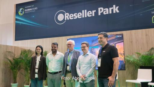 Jessica Zhang, Overseas Sales Managerin von Abok, auf der IFA in Berlin, wo sie Produkte für die mobile Stromversorgung wie faltbare Solarmodule und tragbare Batteriespeicher präsentierte.