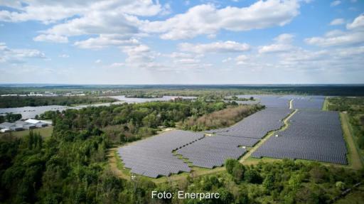 Ein großer Photovoltaik-Solarpark aus der Luft, die Pvwerk GmbH, die die Solarparks für die Schwestergesellschaft Enerparc baut, ist im Sanierungsverfahren in Eigenverwaltung.