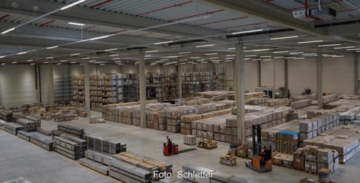 Blick in die Halle vom neuen Logistikzentrum vom Photovoltaik-Montagesystem-Hersteller Schletter.