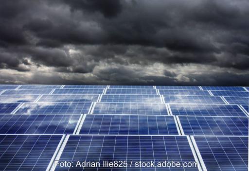 Photovoltaik vor dunklen Wolken.