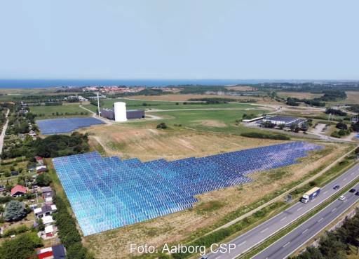 Solarthermie-Kollektorfeld, Großspeicher, Fernwärme-Heizwerk - die Wärmepumpe fehlt auf dem Bild noch.