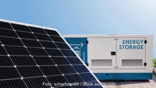 Im Vordergrund ein PV-Modul, hinten ein Container mit der Aufschrift "ENERGYSTORAGE"