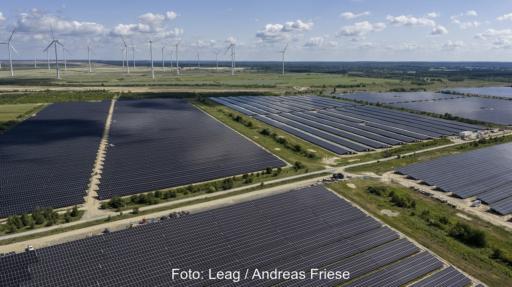 Luftbild der Freiflächen-Photovoltaik-Anlage Energiepark Bohrau in der Lausitz, Teil der Gigawattfactory der Leag.