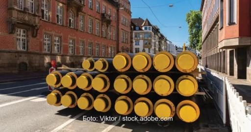 Ein Stapel Fernwärmerohre in einer Altstadt, das Bundesministerium für Wirtschaft und Energie (BMWE) legt Eckpunkte zur Novelle des Kraft-Wärme-Kopplungsgesetzes (KWKG) vor, um auch Wärmenetze zu stärken.