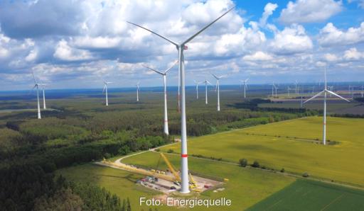 Windenergieanlagen von Energiequelle, der Projektierer für Windenergie und Photovoltaik verkauft seine Tochter in Frankreich
