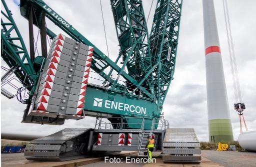 Im Bild der neue Liebherr-Raupenkran von Enercon auf einer Baustelle bei der Installation von Windenergieanlagen.