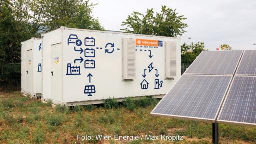Ein Batteriespeicher neben Solarmodulen, in Österreich gibt es eine Diskussion um Netzentgelte für Batteriespeicher.