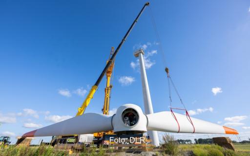 Montage der Rotorblätter zunächst am Rotorstern am Binden, das DLR betriebt Windenergie-Forschung im Forschungspark im niedersächsischen Krummendeich.