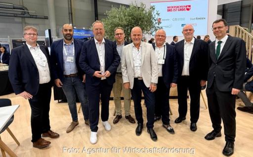 Offizielle auf der Messe WindEnergy Hamburg feiern die Ansiedlung des amerikanischen Unternehmens Unimacts im Deutschen Offshore-Industrie Zentrum (DOIZ).