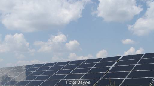 Photovoltaik-Anlage unter Himmel mit einigen Wolken - Baywa r.e. verkauft Solar Trade Sparte