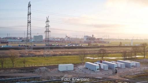 Batteriespeicher und PV-Anlage entlang einer Autobahn und Stromleitungen.