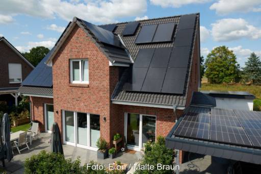 Einfamilienhaus mit PV-Modulen auf den Dächern.
