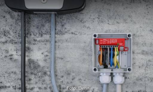 Im Bild Dehncube Emob an einer Wand montiert, es handelt sich um einen Überspannungsschutz für die Wallbox.