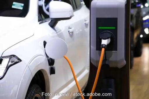 Zu sehen ist eine Ladesäule mit angeschlossenem Auto. Für neue Ladesäulen ab 2023 gilt die Novellierte Ladesäulenverordnung.