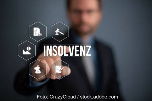 Animation zeigt Mann im Sakko, der mit seinem Finger auf einem Bildschirm mehrere Icons rund um den Begriff Insolvenz ansteuert.