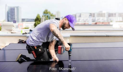 Im Bild ein Monteur, eine Photovoltaik-Anlage installiert, 1Komma5° hat den Solaranbieter Zonduurzaam gekauft.