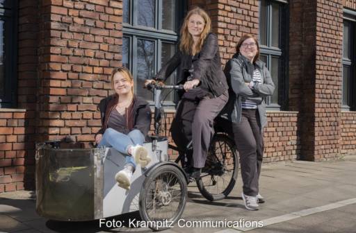 Im Bild das Kernteam von Krampitz Communications mit Lastenrad.