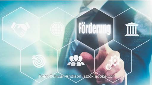 Im Bild eine Hand, die auf das Wort Förderung zeigt, als Symbol für die KfW-Solarförderung 442.