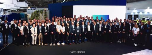 Im Bild das Qcells Team auf dem Intersolar Messestand 2022.