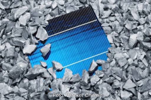 Zu sehen ist eine Polysilizium-Solarzelle in Brocken von Silizium als Symbol für die Wacker Siliziumherstellung.