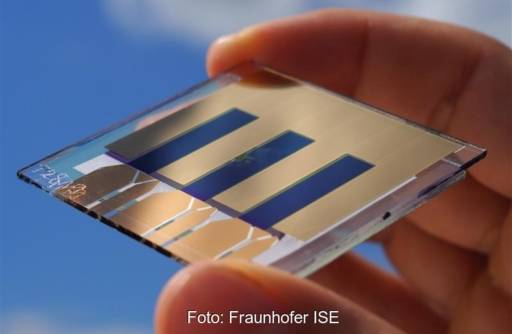 Im Bild sind drei Solarzellen zu sehen, mit denen das Fraunhofer ISE den Rekordwirkungsgrad für eine organische Solarzelle erzielt hat.