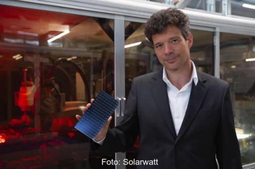 Mann mit Mini-Solarmodul in der Hand - Solarwatt-CTO Froitzhem mit TopCon-Modell.