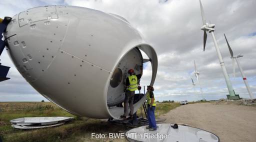 Im Bild Monteure bei der Montage einer Nabe einer Windenergieanlage, das Ausschreibungsvolumen für Windenergie an Land wurde reduziert.