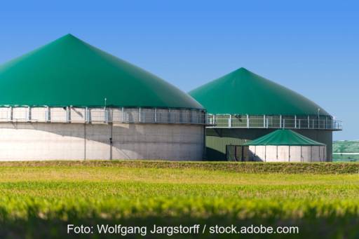 Biogasanlagen hinter einem Feld.
