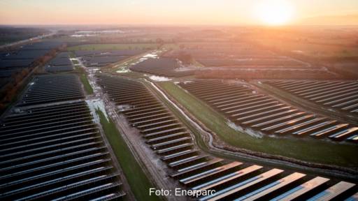 Luftbild von Sonnenuntergang über Photovoltaik-Anlage - Solarstrom für die Bahn.