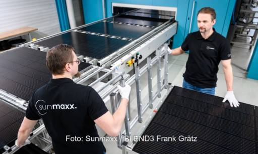 Im Bild die Produktionsstätte in Ottendorf-Okrilla bei Dresden vom PVT Hersteller Sunmaxx.