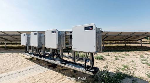 Im Bild vier Photovoltaik-Wechselrichter Sunny Highpower Peak3, für den SMA eine Lebenszyklusanalyse mit Fokus auf dem CO2-Fußabdruck durchführen ließ.