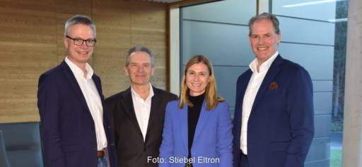 Im Bild Offizielle bei der Vertragsunterzeichnung für die Übernahme von Teilen des bisherigen Continental-Standortes Gifhorn durch Stiebel Eltron.