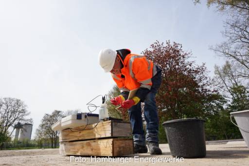 Ein Mensch beugt sich über eine Messvorrichtung - Fördertest der Hamburger Energiewerke für die Geothermie.