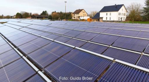 Im Bild sind die Vakuumröhrenkollektoren der solarthermischen Großanlage in Lemgo. Solare Wärmenetze in Deutschland liegen im Trend.