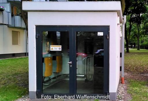 Häuschen mit Glastür, im inneren technische Geräte - der Quartiersspeicher.