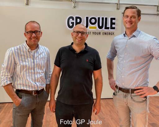 Drei Männer vor einer WAnds mit Schriftzug GP Joule.