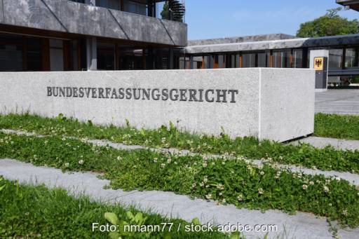 Ansicht des Eingangsbereichs des Bundesverfassungsgerichts - außen - im Vordergrund sprießt das grünes Gras