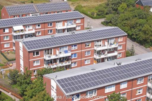 Luftbild: Mieterstromanlagen auf einer Siedlung mit Mehrfamilienhäusern.