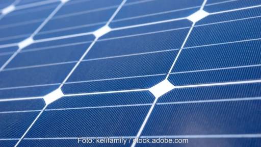 Im Bild ein Photovoltaik-Modul, das mit einem IQ8-Microinverter von Enphase ausgestattet sein könnte.