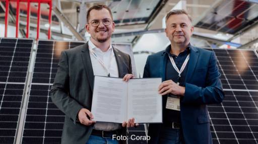 Im Bild Hendrik von Wieding (Vorstandsvorsitzender der Kelfield Gruppe, links) und Piotr Markowski (Vorstandsvorsitzender von Corab S.A.), die vereinbaren, 1 GW Agri-PV in Polen zu entwickeln.
