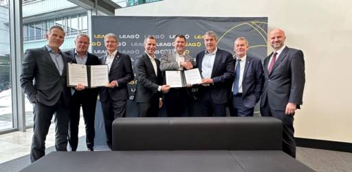 Im Bild offizielle bei der Unterzeichnung einer Zukunftsvereinbarung für klimafreundliche Geschäftsbereiche der Leag.