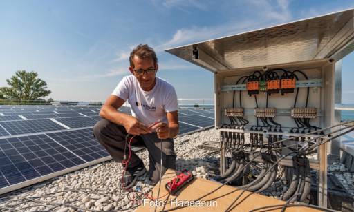 Im Bild ein Monteur bei der Installation einer Solaranlage, Photovoltaik-Spezialist Hansesun warnt vor unseriösen Angeboten.