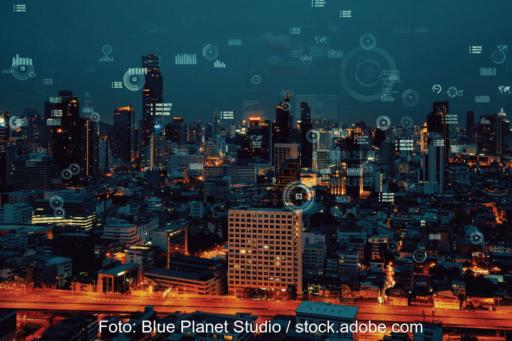 Symbolbild für kommunale Wärmeplanung Stadt mit Lichtern, warmer Farbton bei Nacht