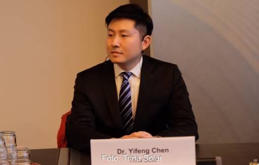 Im Bild Dr. Yifeng Chen, technische Leiter bei Trina Solar, der den IEEE Stuart R. Wenham Young Professional Award 2023 erhält.